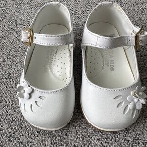 Karela Baby girl’s Garden Walking Shoes. These white leather shoes .  Size 3M.